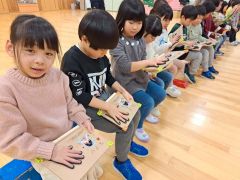 全卒園児に手作りの手形プレート　清水高生がこども園に贈呈 2