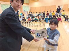 全卒園児に手作りの手形プレート　清水高生がこども園に贈呈 3