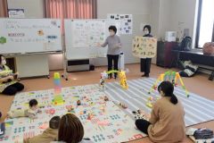 木と布のおもちゃを贈呈　池田 4
