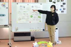 木と布のおもちゃを贈呈　池田 5