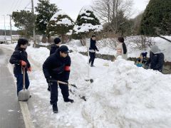 町職員労組がコミバス停留所を除雪 足寄 2