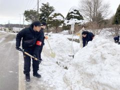 町職員労組がコミバス停留所を除雪 足寄 3