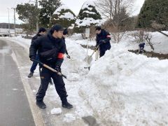 町職員労組がコミバス停留所を除雪 足寄 4