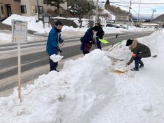町職員労組がコミバス停留所を除雪 足寄 5