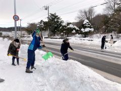 町職員労組がコミバス停留所を除雪 足寄 6
