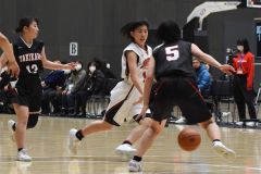女子２回戦・帯大谷（白ユニホーム）―滝川（黒ユニホーム）