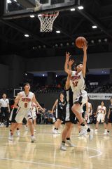 女子準々決勝・帯大谷（白ユニホーム）―東海大札幌（黒ユニホーム）