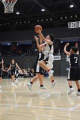 女子準々決勝・帯大谷（白ユニホーム）―東海大札幌（黒ユニホーム）