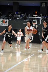 女子準々決勝・帯大谷（白ユニホーム）―東海大札幌（黒ユニホーム）