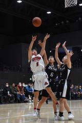 女子準々決勝・帯大谷（白ユニホーム）―東海大札幌（黒ユニホーム）