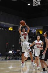 女子準々決勝・帯大谷（白ユニホーム）―東海大札幌（黒ユニホーム）