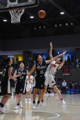 女子準々決勝・帯大谷（白ユニホーム）―東海大札幌（黒ユニホーム）