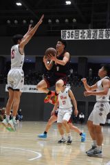 男子準々決勝・帯大谷（白ユニホーム）―白樺学園（紺ユニホーム）