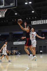 男子準々決勝・帯大谷（白ユニホーム）―白樺学園（紺ユニホーム）