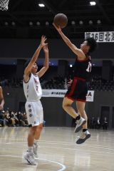 男子準々決勝・帯大谷（白ユニホーム）―白樺学園（紺ユニホーム）