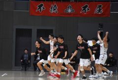 男子準々決勝・帯大谷（白ユニホーム）―白樺学園（紺ユニホーム）