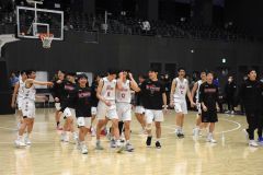 男子準々決勝・帯大谷（白ユニホーム）―白樺学園（紺ユニホーム）