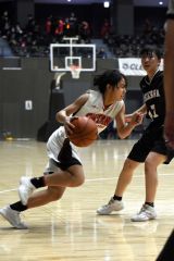 女子２回戦・帯大谷（白ユニホーム）―滝川（黒ユニホーム）