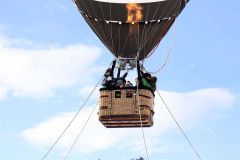 熱気球に乗って空からの景色を楽しむ愛国小の児童ら（４日午前８時１０分ごろ、平栗玲香通信員撮影）
