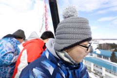 熱気球に乗って空からの景色を楽しむ愛国小の児童（４日午前９時１０分ごろ、平栗玲香通信員撮影）