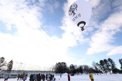 熱気球の搭乗体験を楽しむ愛国小の児童ら（４日午前８時２０分ごろ、平栗玲香通信員撮影）
