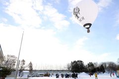 熱気球の搭乗体験を楽しむ愛国小の児童ら（４日午前８時１０分ごろ、平栗玲香通信員撮影）