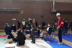畳が敷かれた体育館に避難する参加者（４日午前１０時５分ごろ、平栗玲香通信員撮影）