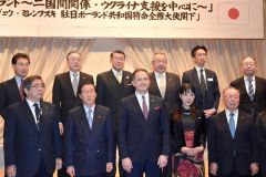 講演終了後に帯商の正副会頭らと記念撮影するミレフスキ大使（前列中央）