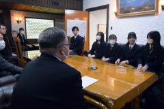 町長へカナダ訪問の報告をする池田高校の生徒