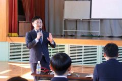 グループごとにプレゼンの内容について講評する林副社長