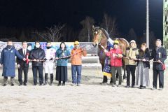 勝利したライジンサン。右端が大河原調教師
