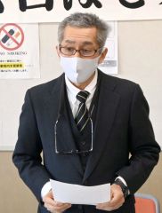 あいさつする山本会長