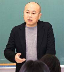 飲食業について講話するらぁめん創房　藤の阿部代表