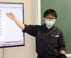 農業について講話するＪＡ木野青果部青果係の今井係長