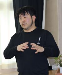 イラスト・デザインについて講話する帯広市民文化ホールの永田主事