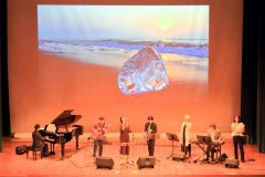 美しい写真と音楽で来場者を楽しませたジュエリーアイスライブ（仁藤正憲さん提供）