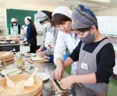 恵方巻きづくりを楽しんだ子どもたち