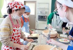 恵方巻きづくりを楽しんだ子どもたち