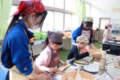 児童が恵方巻きに挑戦　大樹高生とがサポート　料理教室 4