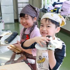 児童が恵方巻きに挑戦　大樹高生とがサポート　料理教室