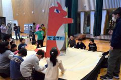 完成した力士で横綱を目指す児童ら
