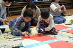 巨大力士を作る子どもたち