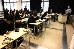 ハピまんの開発経緯などを語る木戸事務局長（右）