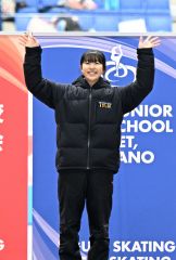 【女子５００メートル】表彰台から笑顔で手を振る優勝した今井千陽（札内）