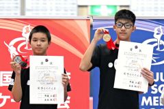 【男子５００メートル】表彰台でメダルを掲げる優勝した宮本哲朗（右、帯一）と準優勝の川岸虎汰朗（左、帯七）