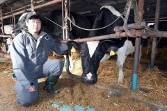 芽室の鈴木牧場、年間乳量「世界一」　オランダの世界的な乳牛雑誌でも紹介される