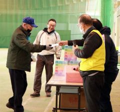 抽選会で景品を受け取る参加者