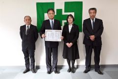 第二種無災害記録証を持つ萩原一利社長（左から２番目）、鍋岡順子署長（右から２番目）。