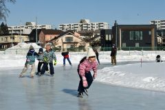 帯広の午前１０時の気温は氷点下１０・９度。厳しい寒さの中、元気にリンクを滑る帯広啓西小学校の子どもたち（６日午前１０時ごろ）
