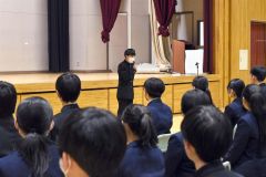 インターンシップに向けて意気込みを発表する生徒